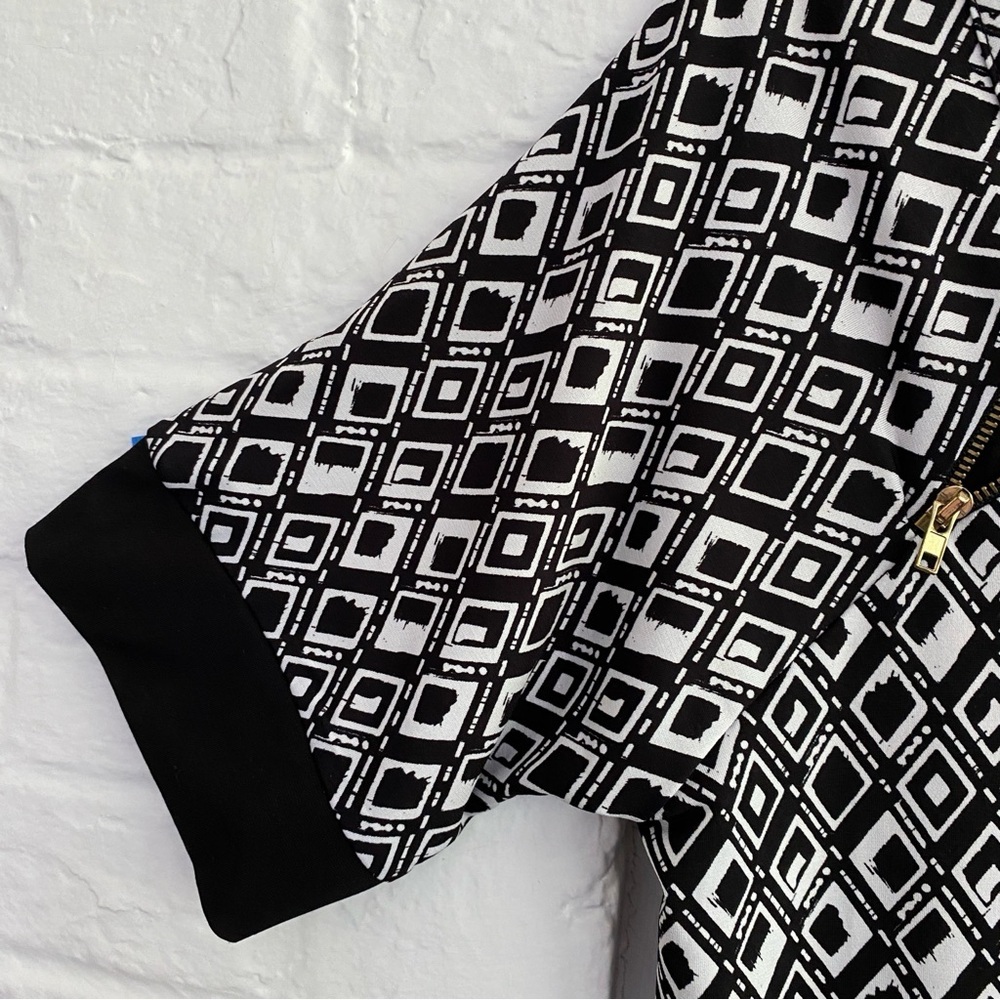 SUSAN LAWRENCE Petite Black & White Geometric Design Short Sleeve Banded Top - Picture 8 of 11